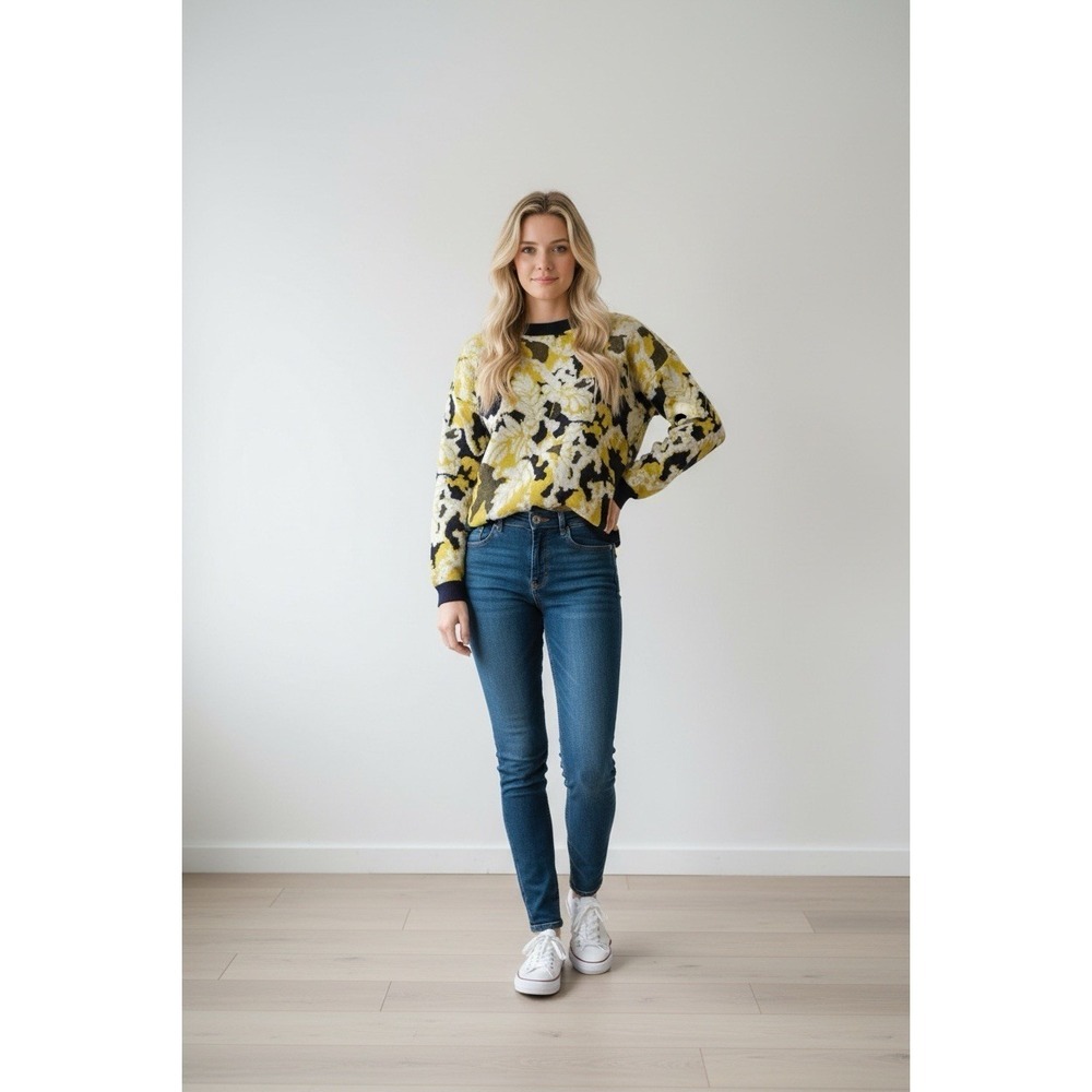 Cable and Gage Blue yellow white  Floral Sweater Size Medium Long Sleeve 259